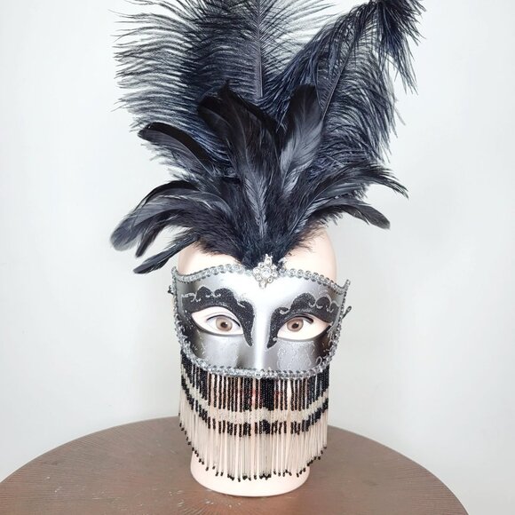 Black and silver masquerade mask with feathers, minor flaws - Picture 4 of 5